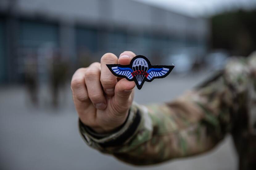 Een hand houdt een zogeheten Rigger Wing vast.