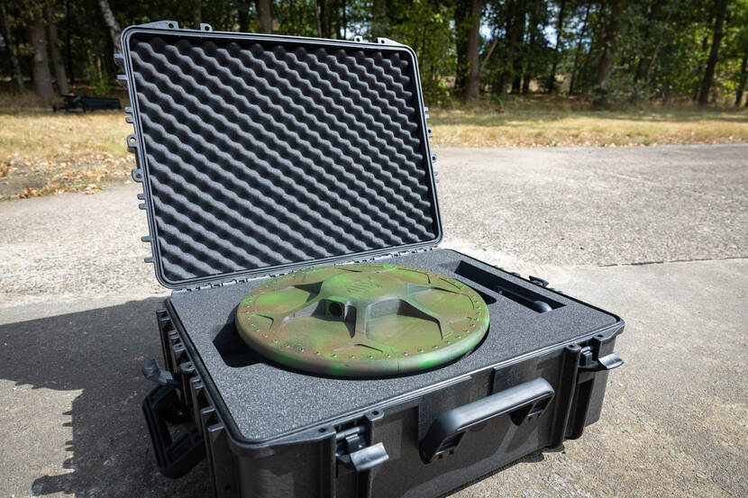 Een groene BeephoniX M2 verpakt in een robuuste zwarte koffer.