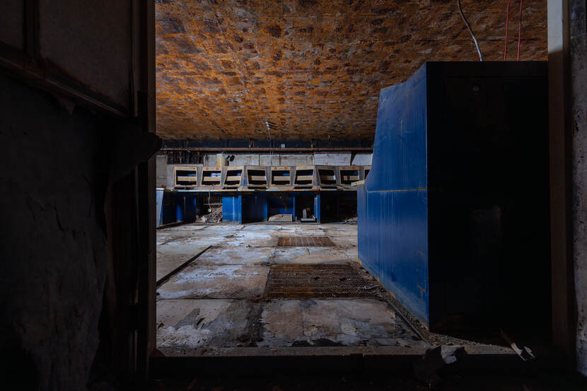 Verweerde en verlaten ondergrondse commandopost.