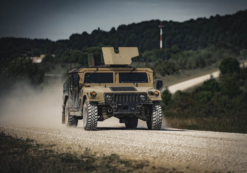 Een Humvee in het terrein.