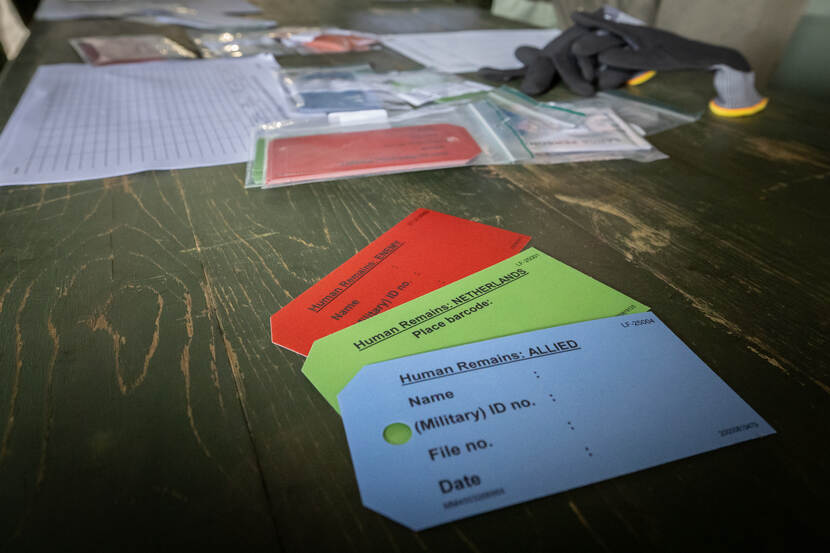 Kaartjes waarop staat of gesneuvelden Nederlanders, coalitiepartners of vijanden zijn.