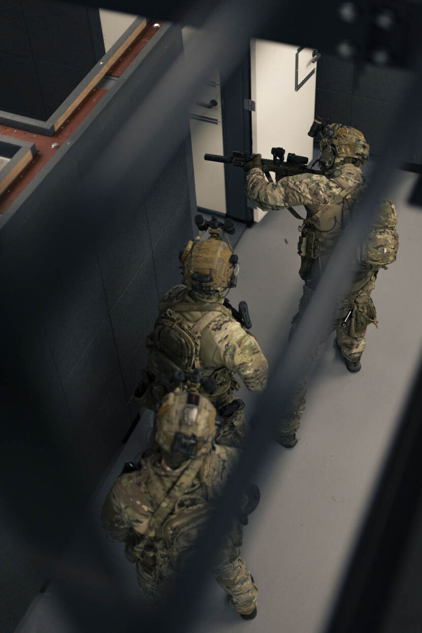 Special operations forces gaan met scherp een pand in.