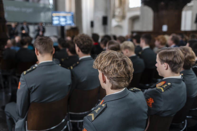 Cadetten in de kerk.