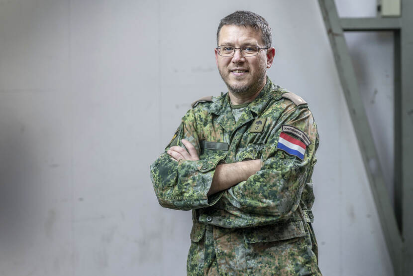 Portret van militair met bril en armen over elkaar.