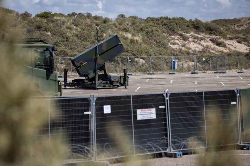 Een luchtafweersysteem op een parkeerplaats