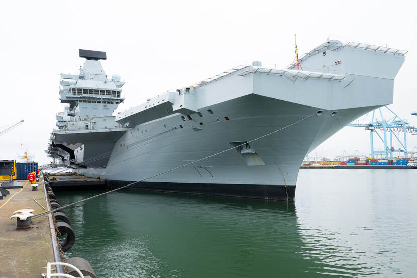 De imposante boeg van het vliegkampschip Prince of Wales.