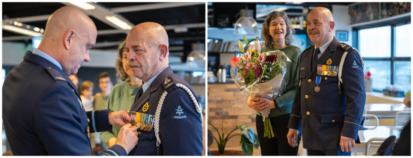 Links speldt luitenant-generaal André Steur de medaille op de borst van adjudant Silvergieter Hoogstad. Rechts poseert Silvergieter Hoogstad met links zijn echtgenote.
