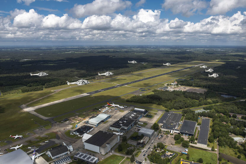 Formatie van 8 NH90's boven Nederland.