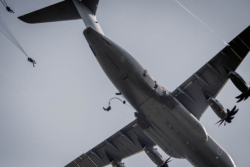 Parachutisten springen uit een Duitse A400M.