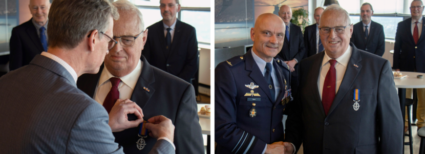 Links: Lambrichs speldt bij Starink de medaille op. Rechts: Steur feliciteert Starink.