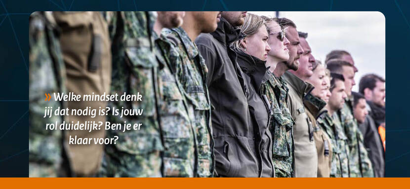 Een rij militairen in diverse uniformen staan naast elkaar opgesteld. In de foto staat de tekst: Welke mindset denk jij dat nodig is? Is jouw rol duidelijk? Ben je er klaar voor?