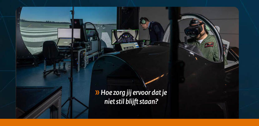 Een vlieger met 3D-bril op zit in de cockpit van een simulator. Op de achtergrond bedient een instructeur een computer. In de foto staat de tekst: Hoe zorg jij ervoor dat je niet blijft stilstaan?