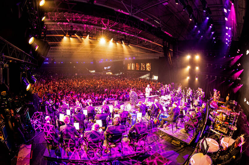 Orkest Koninklijke Luchtmacht treedt op voor een volle zaal.