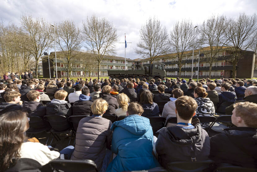 Publiek tijdens de opening op de meeloopdag op Vliegbasis Woensdrecht.