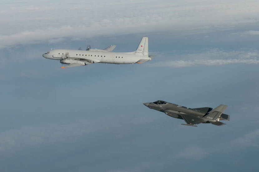 Een Nederlandse F-35 vliegt op een Russisch verkenningsvliegtuig af.