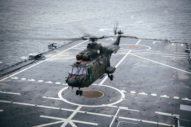 Een Cougar boven het helikopterdek van marineschip Zr.Ms. Johan de Witt.