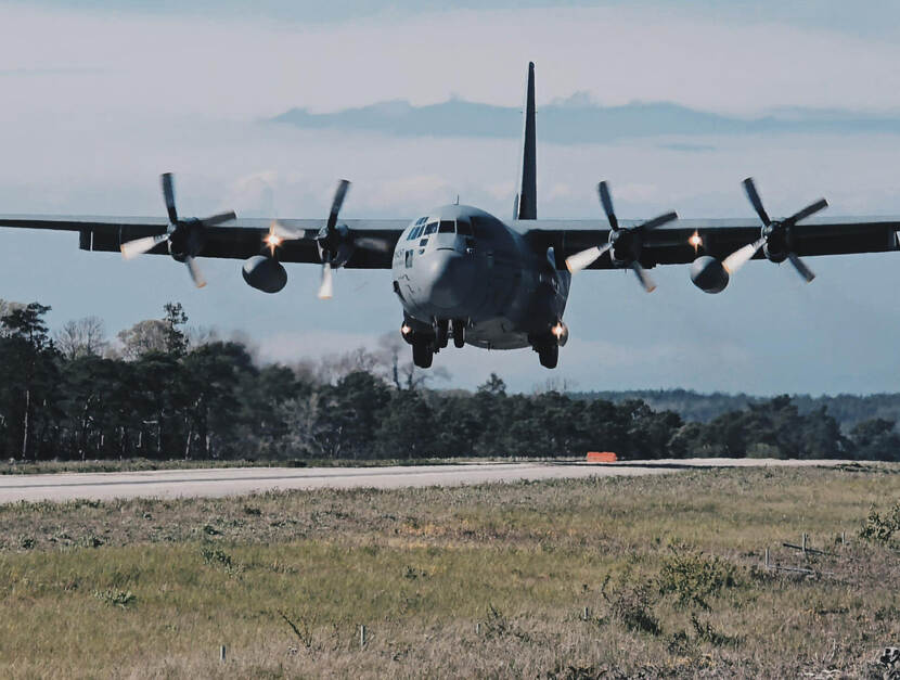 Hercules nadert landingsstrip.