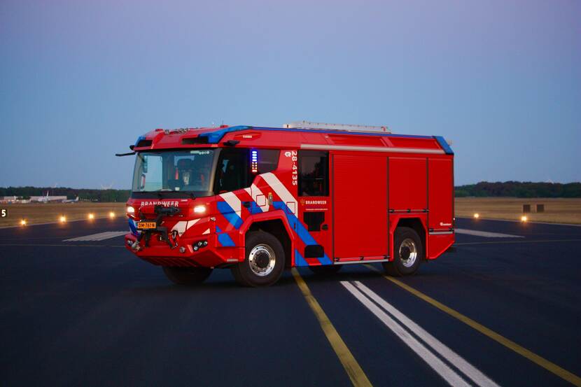 Rode brandweerauto op een startbaan.