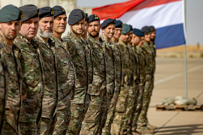 Een foto van de medaille-uitreiking na de NAVO-missie in Irak.