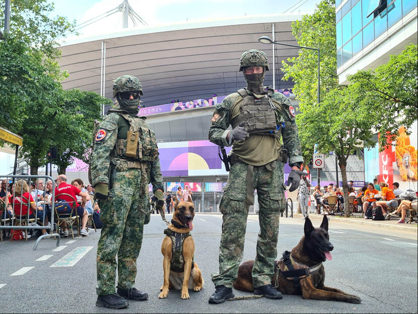 Militairen met honden in Parijs tijdens de Olympische Spelen.