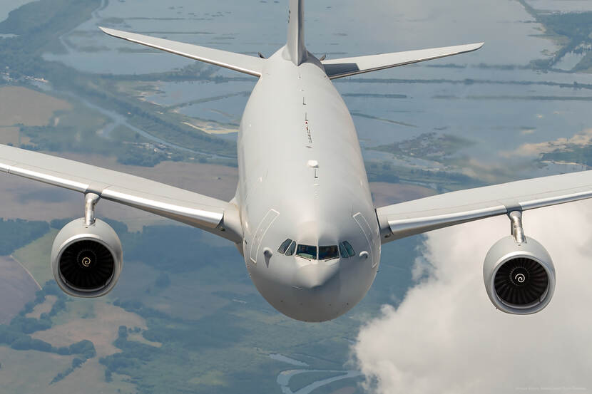 Een vliegende A330 MRTT, recht van voren gezien.