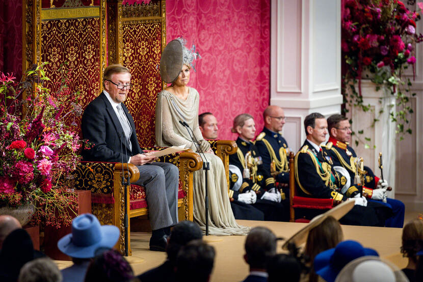 De koning en koningin tijdens het voorlezen van de troonrede op Prinsjesdag.