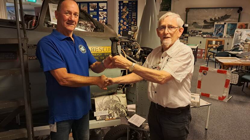 Henk Talen draagt symbolisch een stuurknuppel over aan Rob de Wit.