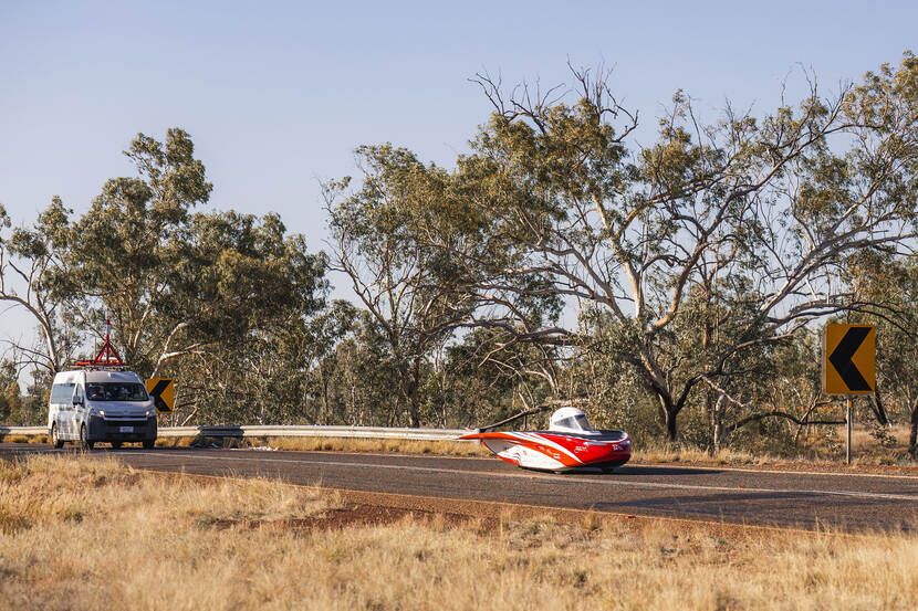 De zonneauto gevolgd door de weerauto in de Australische outback.