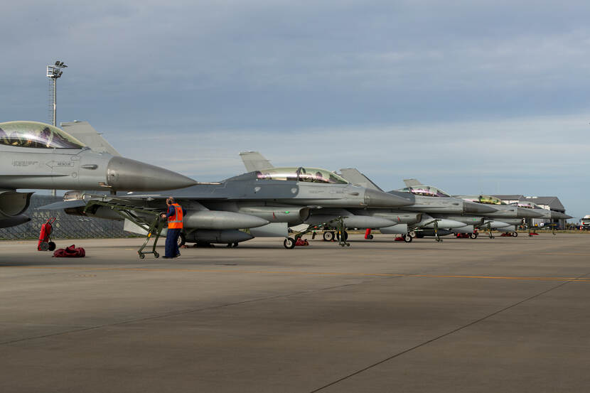 F-16’s op een platform.