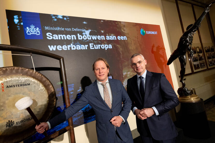 Tuinman slaat op de gong van Euronext, naast hem Van Vlerken.