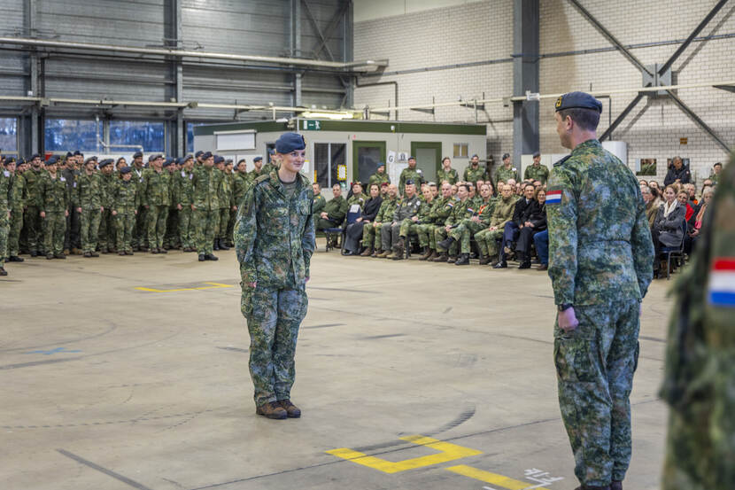 Dienjaarmilitair soldaat der tweede klasse Jolien van der Mei als paradecommandant.