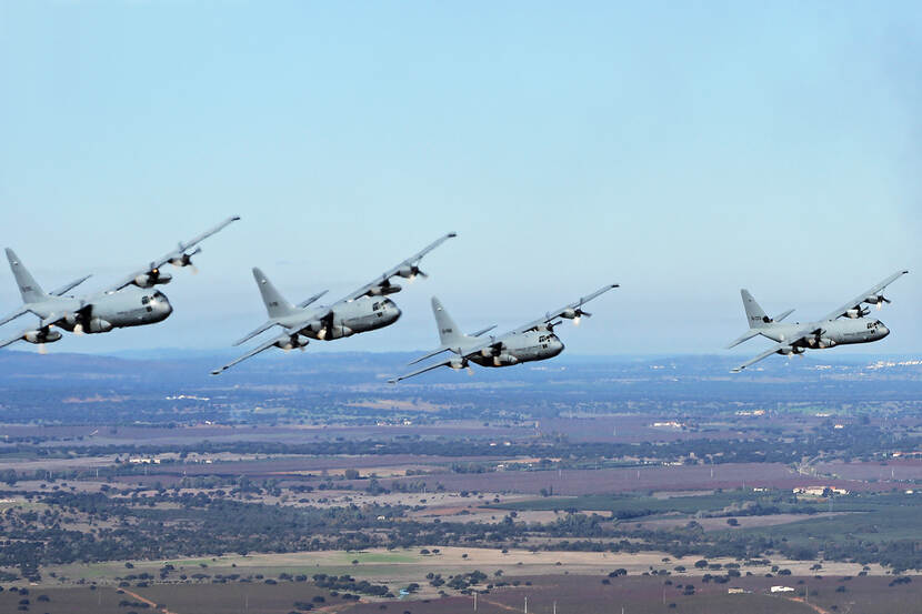 Vier Nederlandse C-130’s in de lucht.