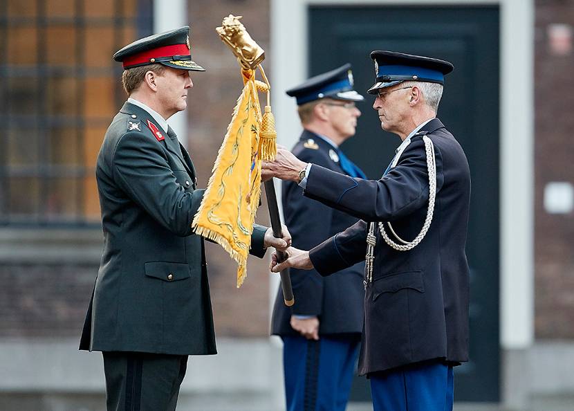 uitreiking nieuwe standaard KMar
