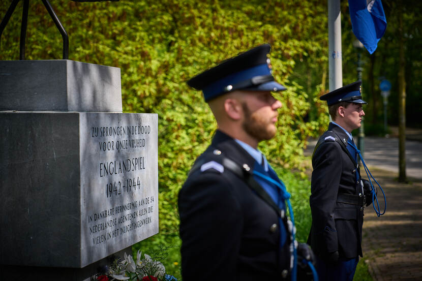 Marechaussees staan bij het Englandspiel.