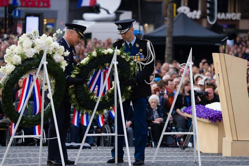 Waarnemend commandant Marechaussee legt een krans op de Dam.