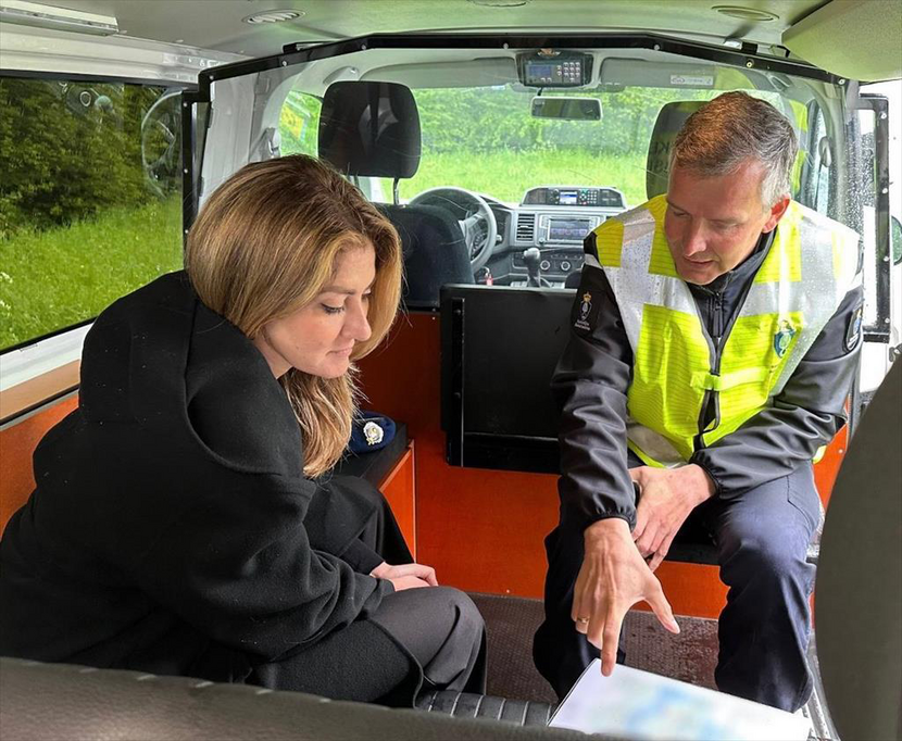 Minister van Justitie en Veiligheid krijgt uitleg over MTV-controles.