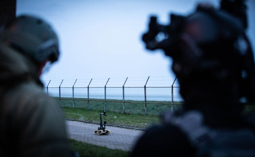De Dienst Speciale Interventies maakt gebruik van hulpmiddelen om een operatie te voltooien.