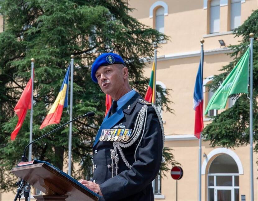 Kolonel Hans Vroegh spreekt de aanwezigen toe.