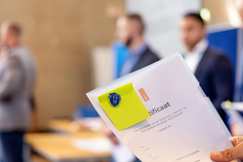 Close-up van een diploma tijdens de uitreiking aan de nieuwe persoonbeveiligers binnenland.