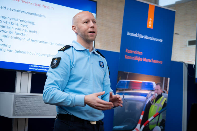 collega geeft uitleg over nevenwerkzaamheden.