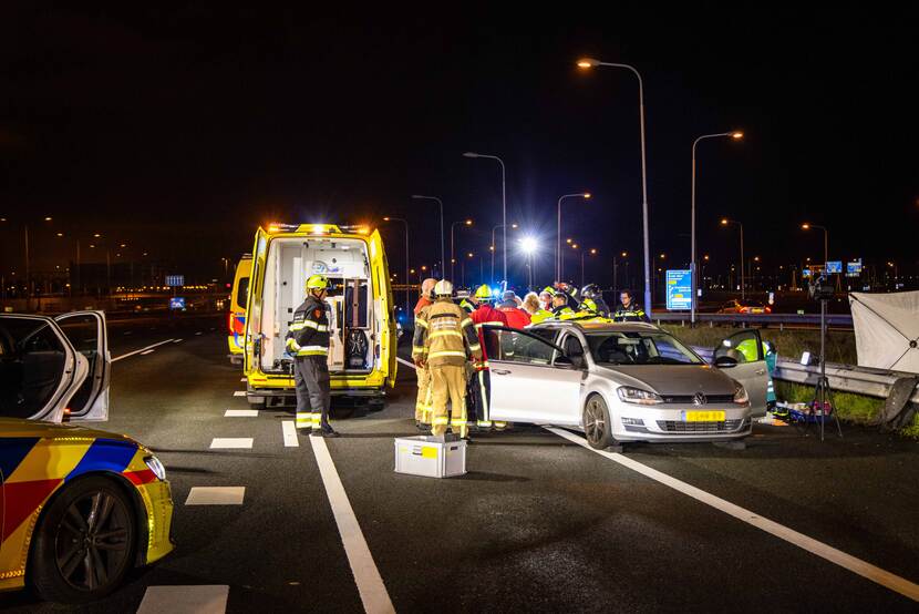 Nieuwsfoto van het verkeersongeluk met hulpdiensten.