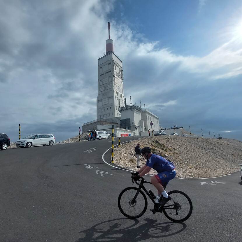 Een deelnemer van team KMar op de flanken van de Mont Ventoux.