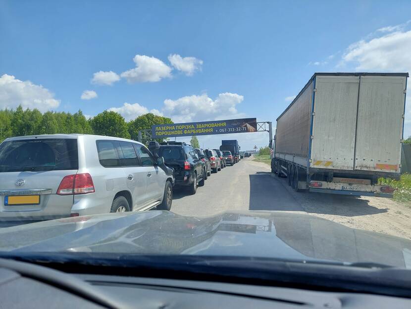 Een file met auto’s. Rechts staat een vrachtwagen geparkeerd.