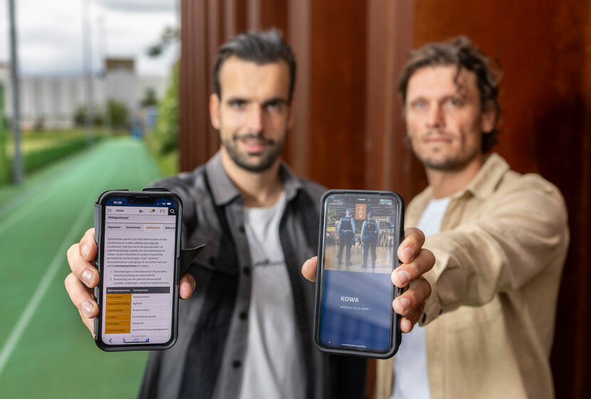Bewegingswetenschappers laten op smartphone zien waar marechaussees het hitteprotocol kunnen vinden.