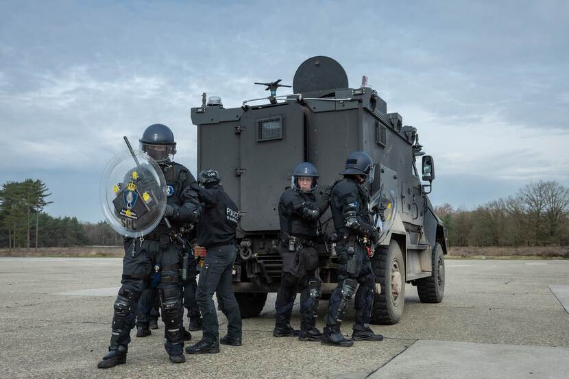 Marechaussees van de Landelijke Bijstandsorganisatie bij hun nieuwe pantservoertuig Manticore.