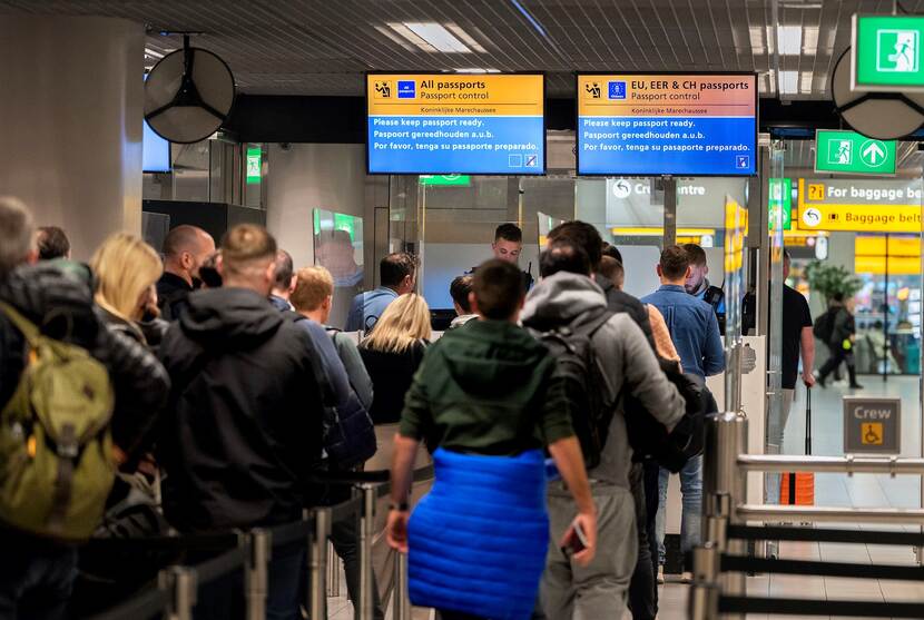 Drukte voor de doorlaatposten op Schiphol.