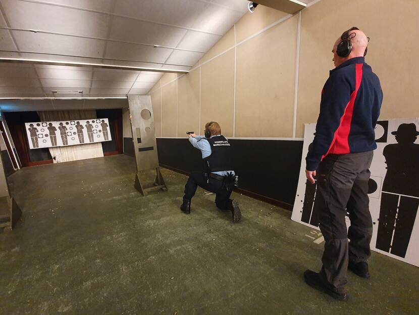 Marechaussees oefenen schietvaardigheden met het Glock-pistool.