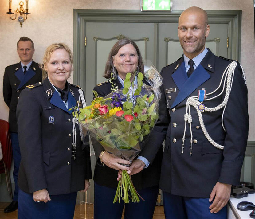 Adjudant-onderofficier Ishaak krijgt het ereteken opgespeld door commandant Roelofs.
