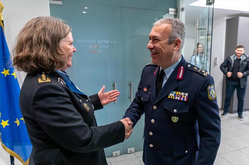 C-KMar luitenant-generaal Annelore Roelofs schudt de hand van een Griekse collega