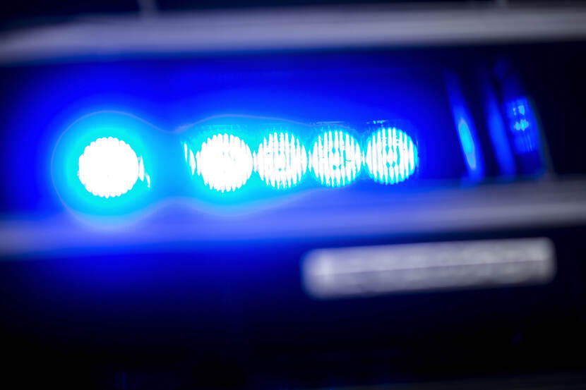 Een close-up van een blauw zwaailicht van een dienstauto van de DSI.